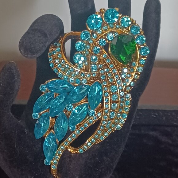 DROP DEAD GORGEOUS 4" BROOCH - Picture 1 of 5